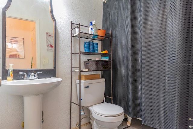 313 Jefferson Ave S, Oldsmar, FL 34677 - full bath featuring a sink, curtained shower, toilet, and a textured wall