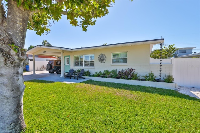 view of front facade featuring a carport, a front lawn, and fence