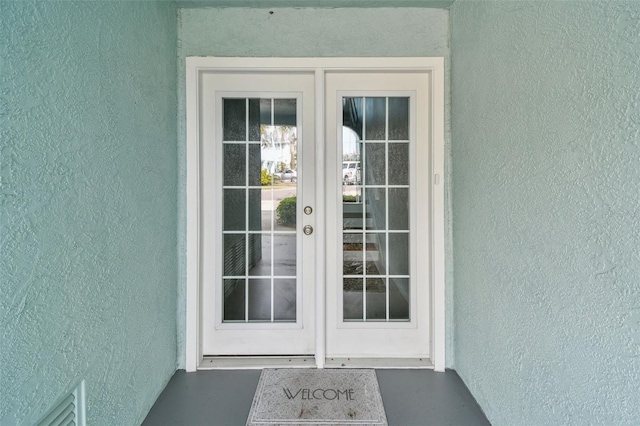 property entrance featuring stucco siding