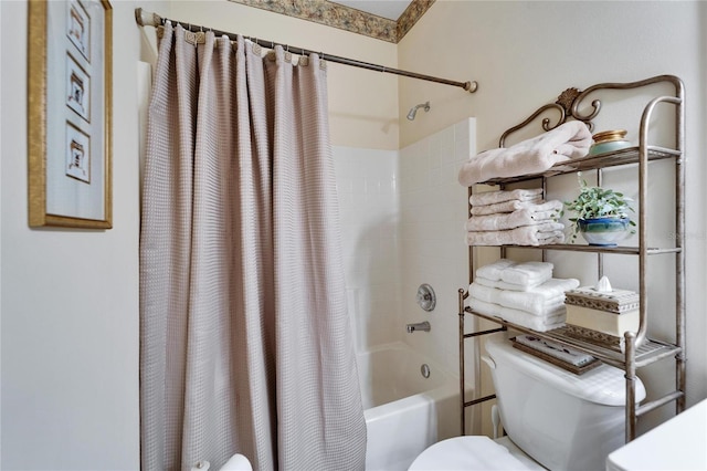 full bath with shower / tub combo with curtain and toilet