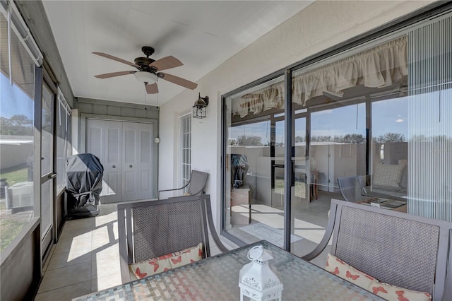 sunroom with ceiling fan