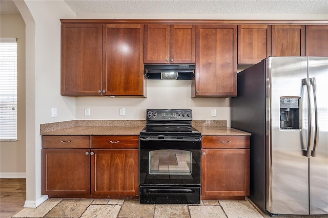 kitchen with stainless steel fridge with ice dispenser, black range with electric stovetop, a textured ceiling, under cabinet range hood, and baseboards