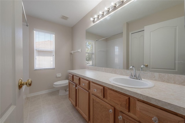 full bath with toilet, vanity, visible vents, and baseboards