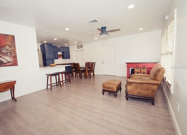 living area featuring light wood finished floors, baseboards, visible vents, a ceiling fan, and recessed lighting