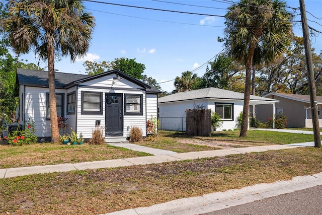 view of front of home featuring a front yard