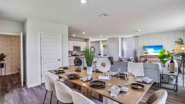 dining room with dark wood-style floors, recessed lighting, visible vents, and baseboards