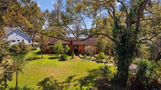 view of front of house featuring a front lawn