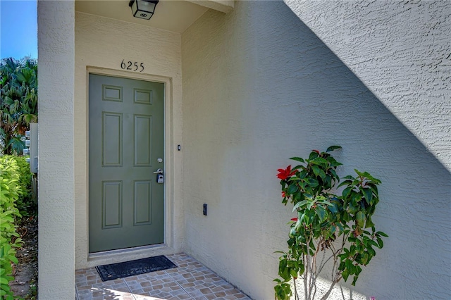 property entrance featuring stucco siding