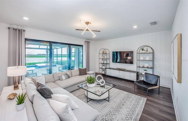 living room featuring dark wood-style floors, baseboards, visible vents, and recessed lighting