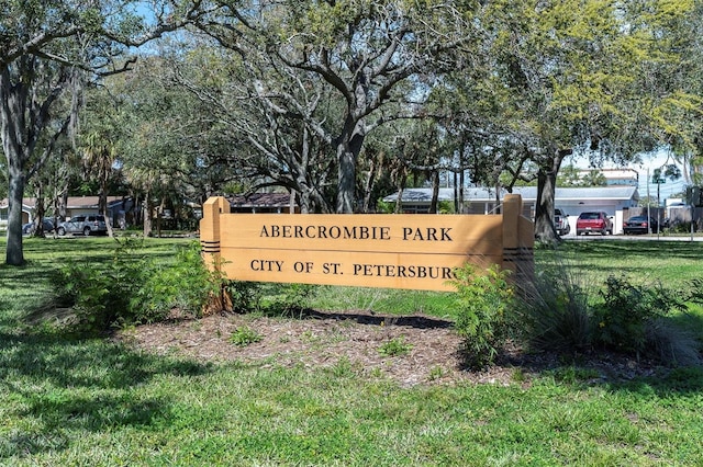 community / neighborhood sign featuring a lawn