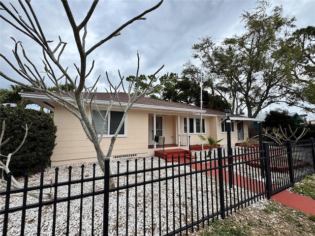 view of front facade featuring a fenced front yard