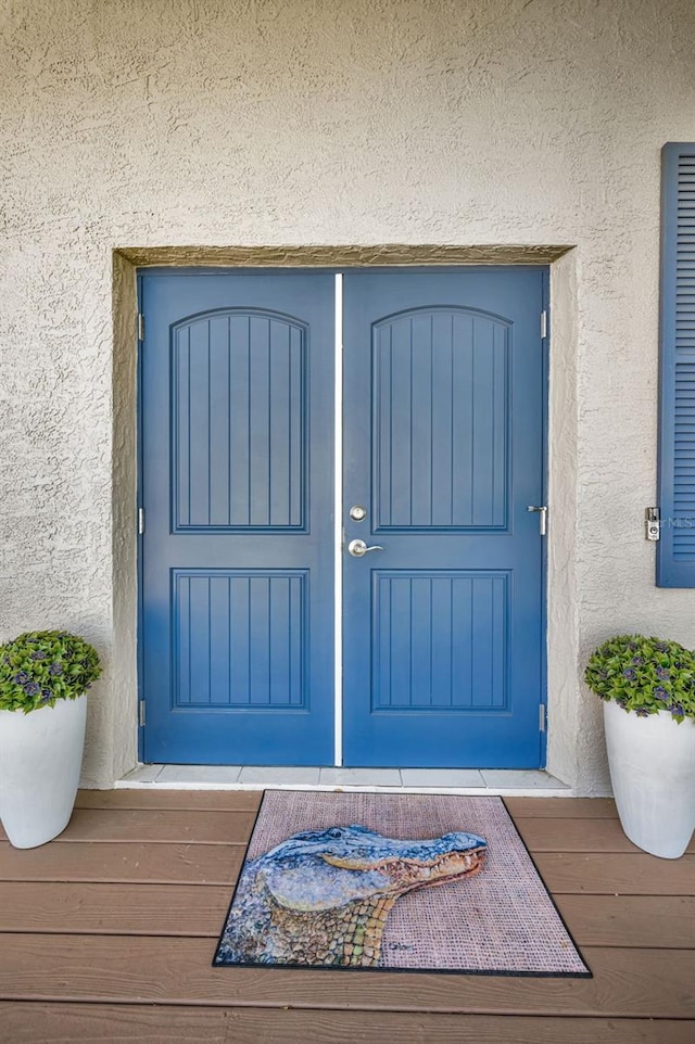 entrance to property with stucco siding