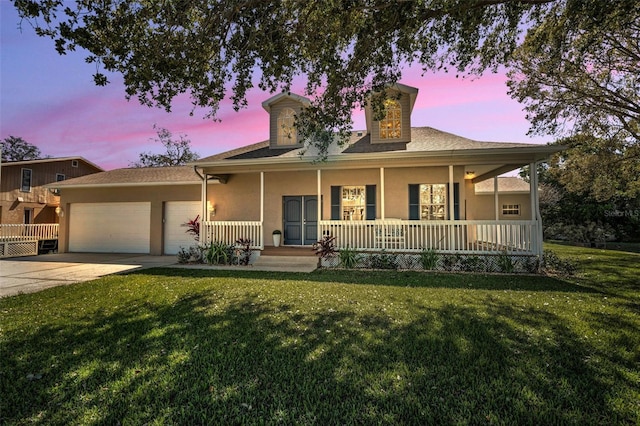 view of front facade featuring stucco siding, a porch, a lawn, and a garage