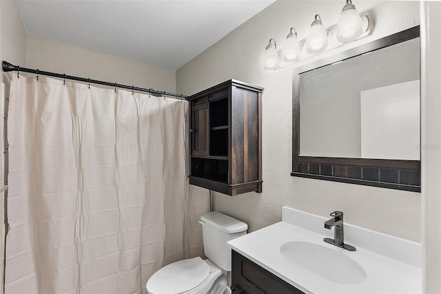 full bath with toilet, a textured wall, curtained shower, and vanity