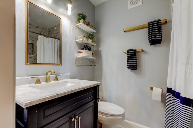 full bath with vanity, a shower with shower curtain, toilet, and visible vents