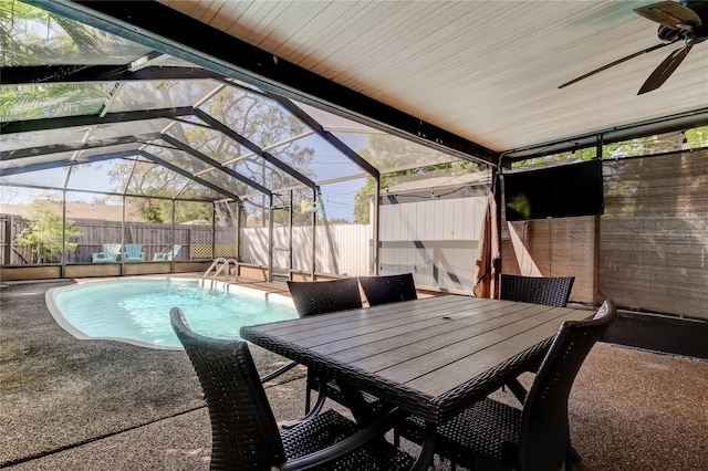 view of swimming pool with a fenced in pool, outdoor dining area, a fenced backyard, ceiling fan, and a patio area