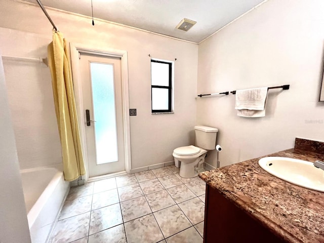 1811 Tawnee Pl, Brandon, FL 33510 - bathroom with shower / bath combination with curtain, toilet, vanity, baseboards, and visible vents