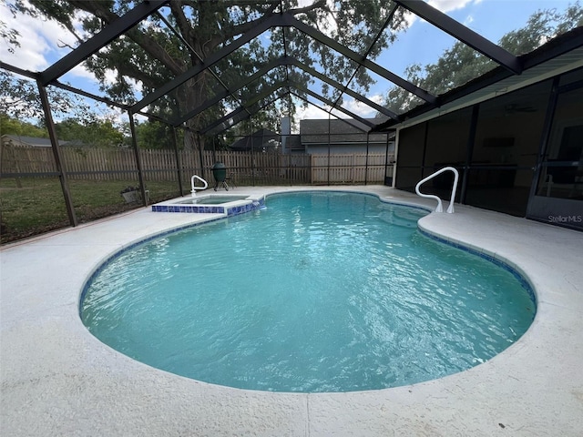 1811 Tawnee Pl, Brandon, FL 33510 - view of swimming pool featuring a lanai, a fenced backyard, a pool with connected hot tub, and a patio area