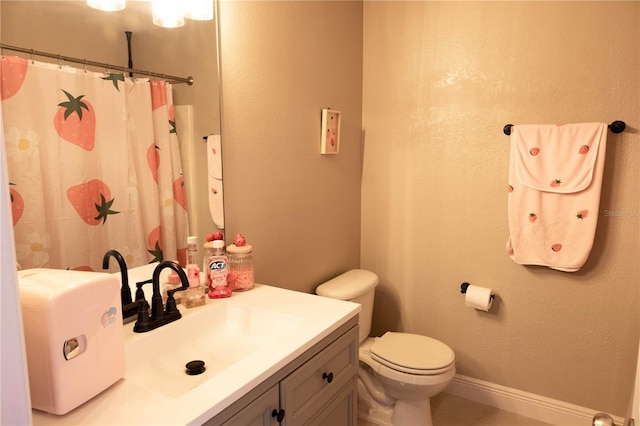 full bath with a shower with shower curtain, baseboards, vanity, and toilet