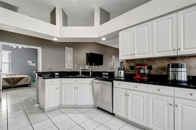 kitchen featuring visible vents, white cabinetry, a sink, dishwasher, and a peninsula