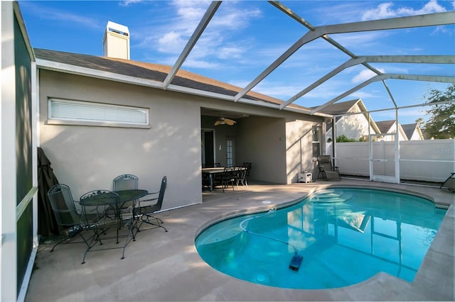 view of swimming pool featuring a fenced in pool, outdoor dining area, a patio, a ceiling fan, and a lanai