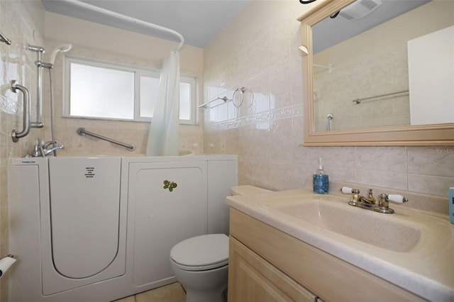 1549 San Christopher Dr, Dunedin, FL 34698 - full bathroom featuring tasteful backsplash, a shower with shower curtain, toilet, vanity, and tile walls