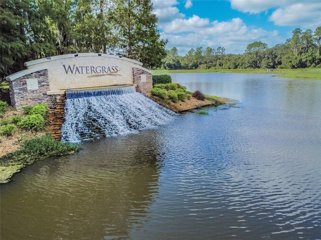 community sign featuring a water view