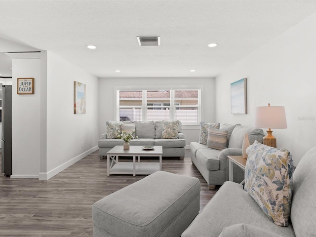 living area featuring baseboards, visible vents, wood finished floors, and recessed lighting