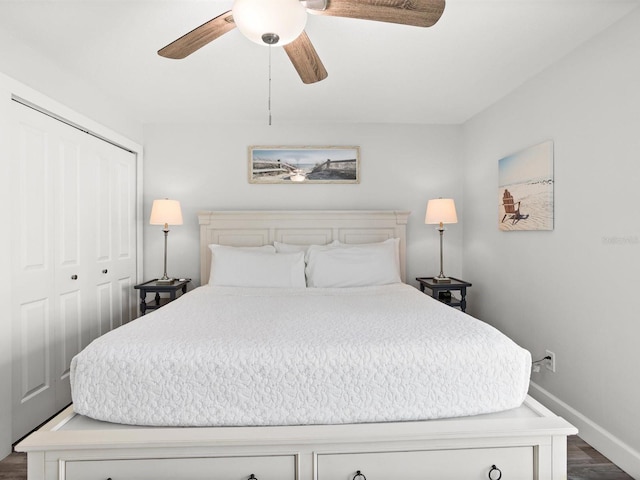 bedroom with ceiling fan, baseboards, dark wood-style flooring, and a closet