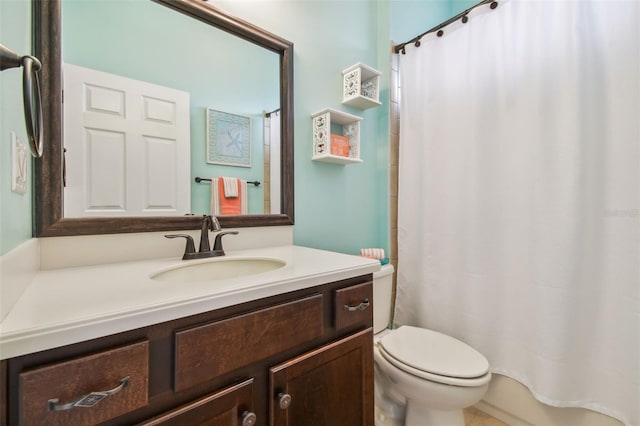 full bathroom featuring toilet, a shower with shower curtain, and vanity