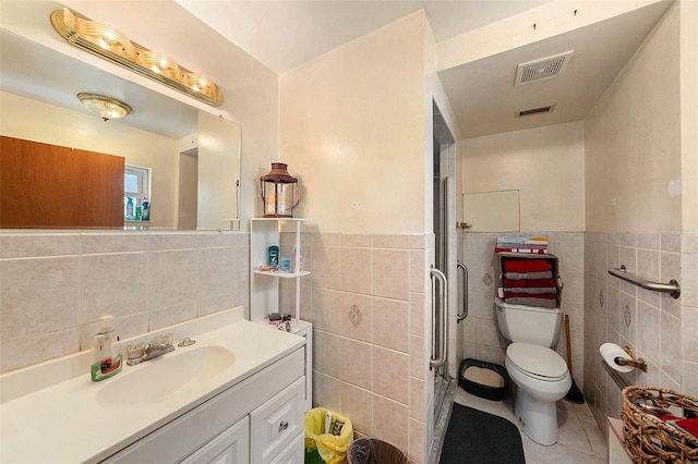 9048 94th St, Seminole, FL 33777 - bathroom featuring visible vents, tile patterned floors, toilet, and tile walls