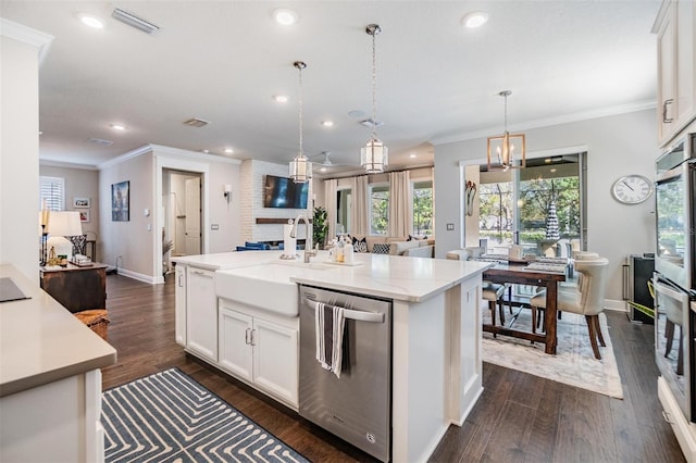 kitchen with visible vents, dark wood-type flooring, appliances with stainless steel finishes, and white cabinetry