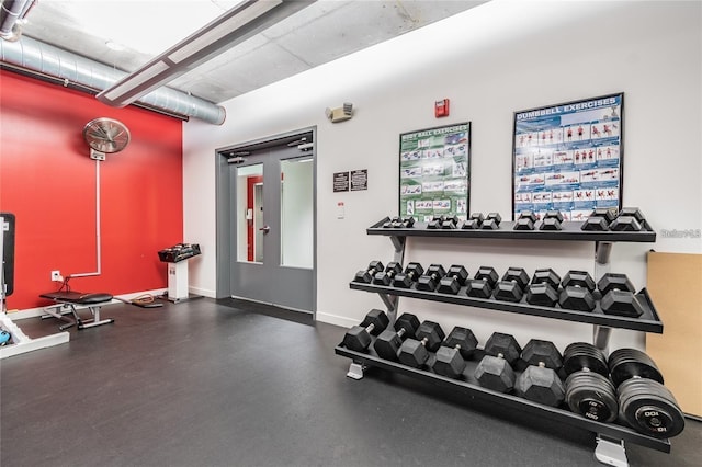 exercise room featuring baseboards