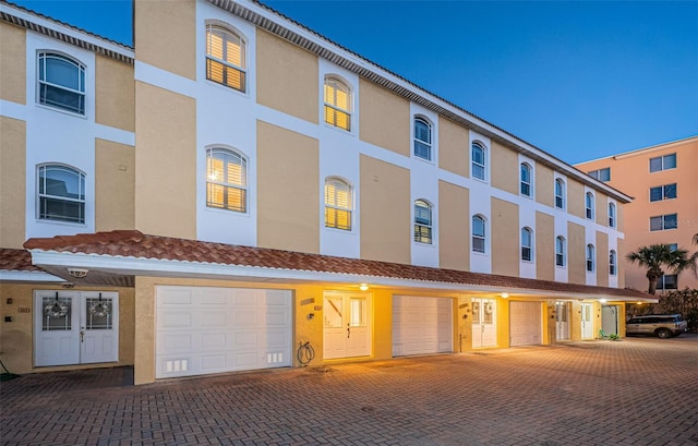 townhome / multi-family property featuring stucco siding