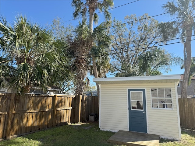 view of outdoor structure featuring an outdoor structure and a fenced backyard