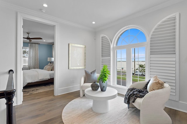 living area with ceiling fan, recessed lighting, wood finished floors, baseboards, and ornamental molding