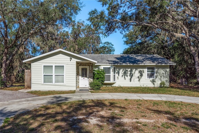 single story home with a front yard