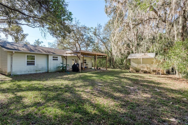 view of yard with an outdoor structure