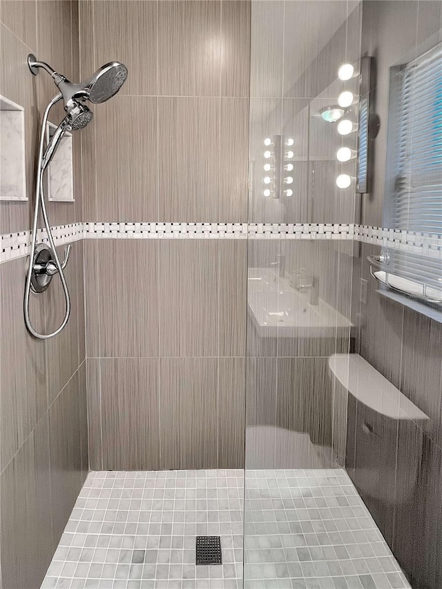 bathroom featuring a tile shower