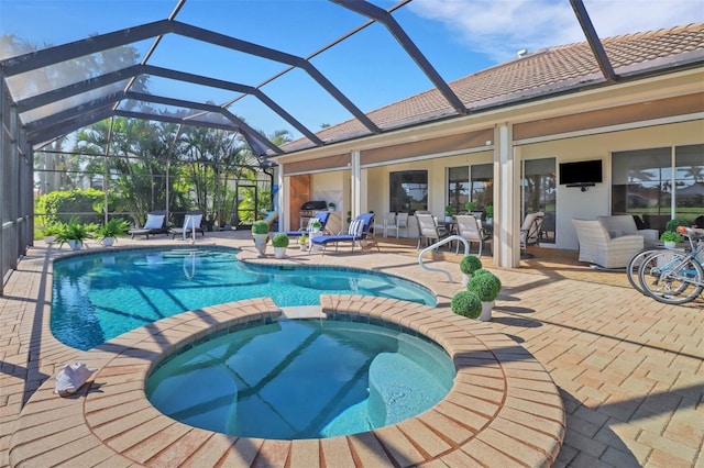 view of swimming pool featuring a pool with connected hot tub, a patio area, and outdoor lounge area