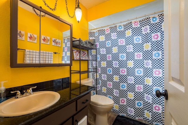 full bathroom featuring toilet, a shower with shower curtain, and vanity