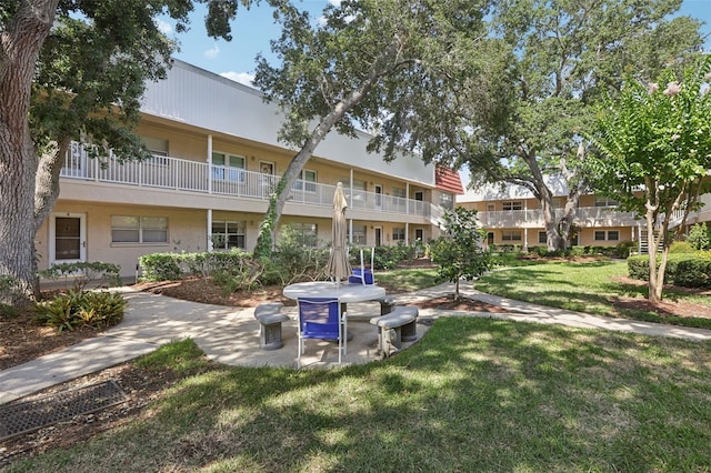 view of home's community featuring a yard