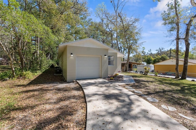 view of front of property with driveway