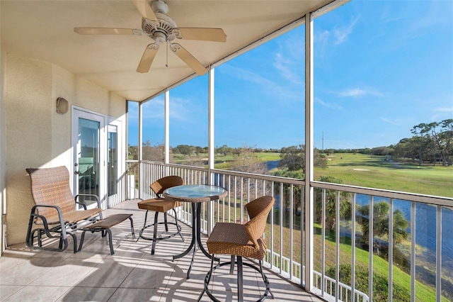 sunroom with ceiling fan