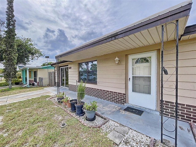 property entrance featuring a yard