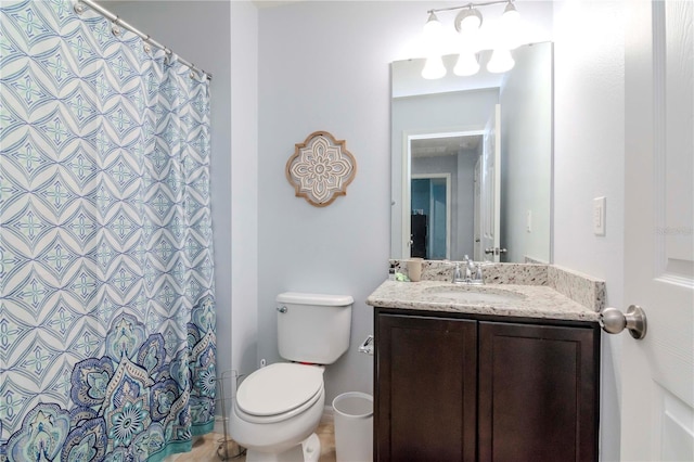 full bathroom featuring toilet, a shower with curtain, and vanity