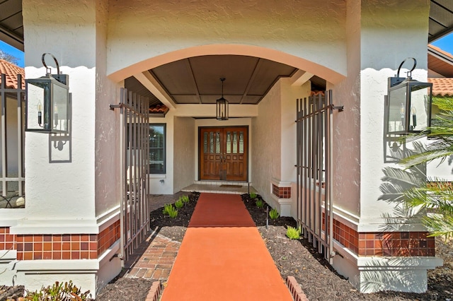 view of exterior entry featuring stucco siding