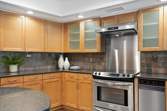 kitchen with visible vents, decorative backsplash, dark stone counters, stainless steel electric stove, and under cabinet range hood