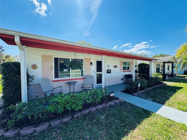 view of front of house featuring a front lawn and a porch