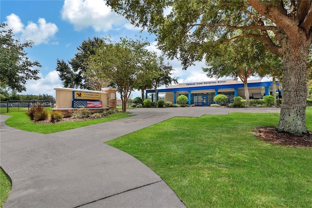 view of front of property featuring a front lawn and stucco siding